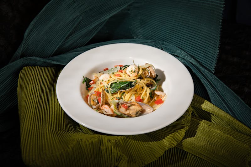 Linguine with clams and white wine garlic sauce
